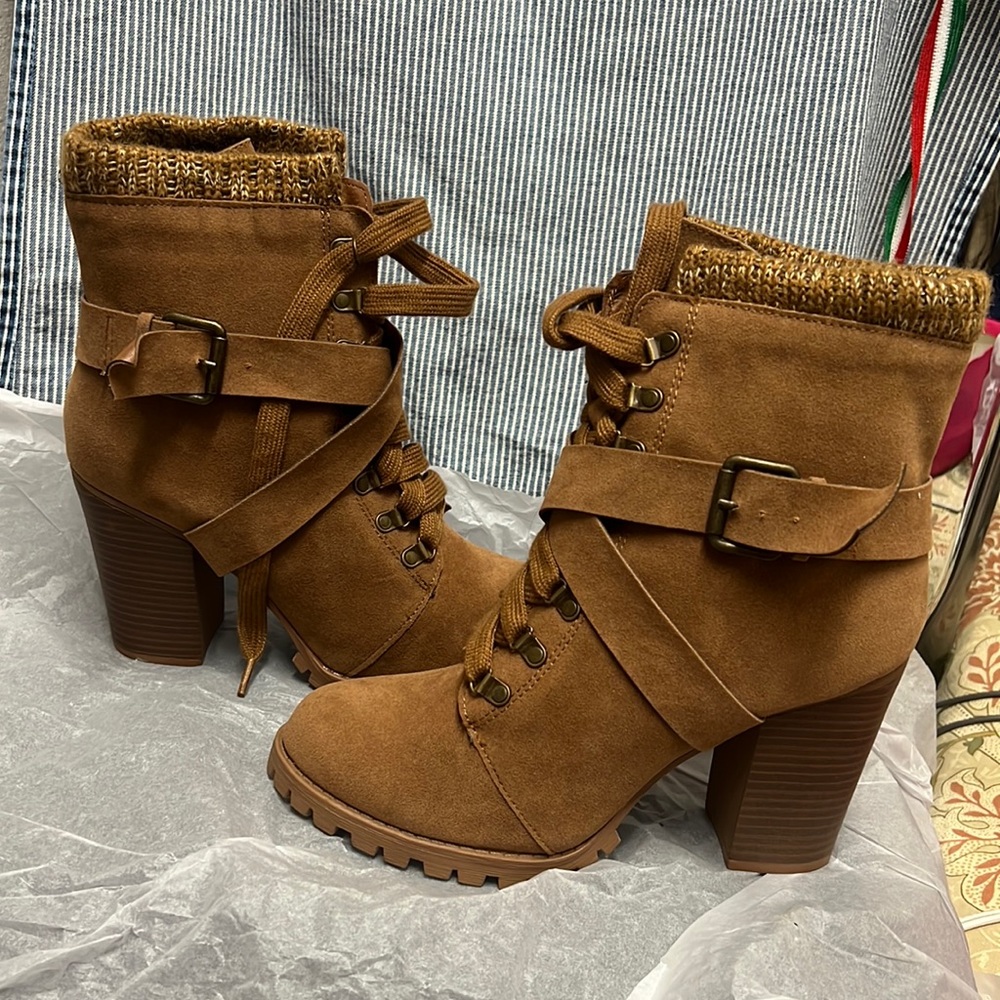 Brand new shoe dazzle booties